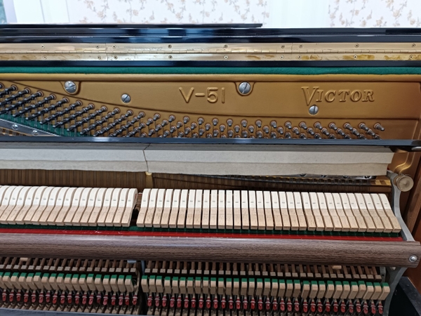 Piano Victor V51