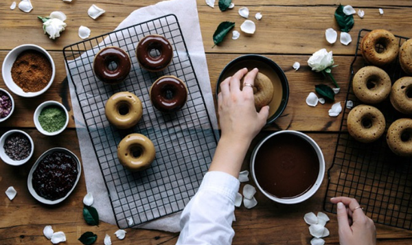 Học cách làm bánh donut nướng bằng khuôn đơn giản tại nhà