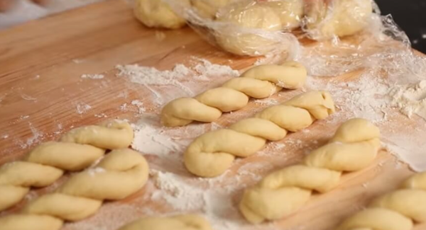 Cách làm bánh quai chèo tẩm đường ăn vặt cực thích