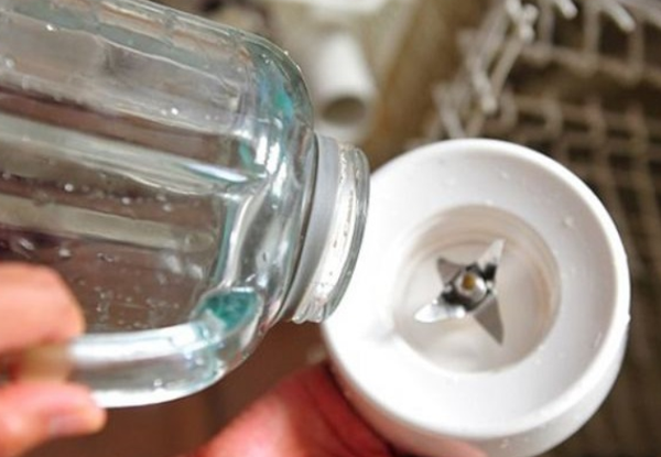 Có nên dùng nước nóng để vệ sinh cối máy xay sinh tố?