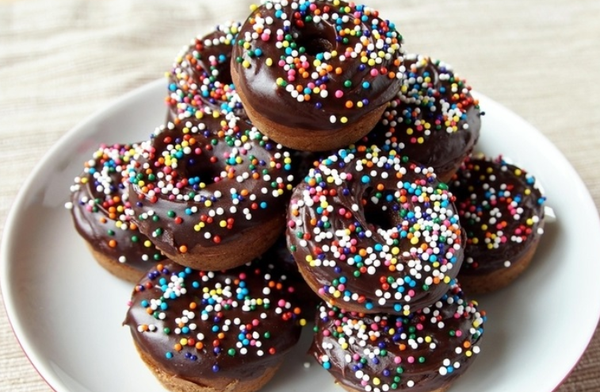 Cách làm bánh donut socola ngọt thơm nhìn đủ phát thèm