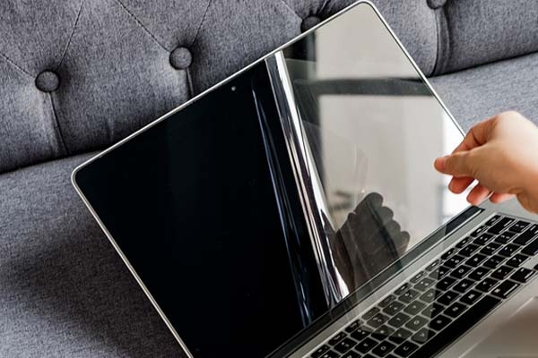 Dán Macbook hình Alien giá rẻ với chất liệu decal
