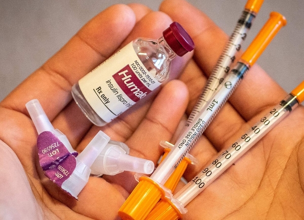 GIẢM MẪN CẢM THÀNH CÔNG VỚI INSULIN Ở BỆNH NHÂN DỊ ỨNG VỚI INSULIN