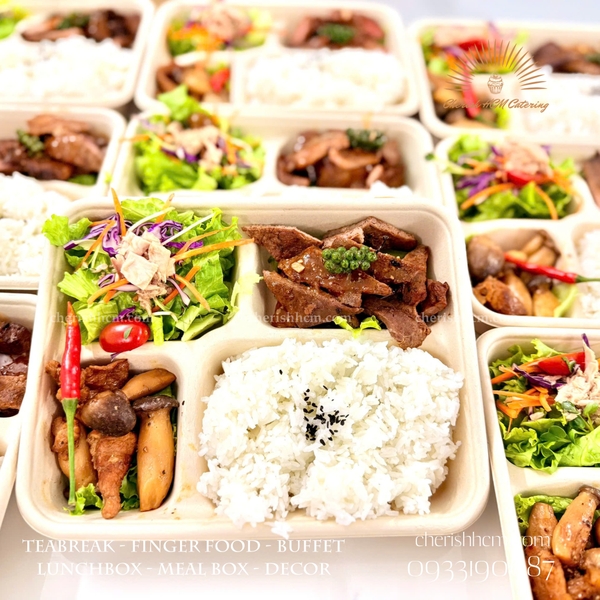 121225 Cơm bò sốt tiêu, nấm rim thịt/ Beef in black pepper sauce and ...