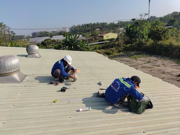 Kỹ thuật viên Lê Gia Phát đang triển khai lắp hệ Điện năng lượng mặt trời có lưu trữ cho Đại học Nông Lâm Tp.HCM