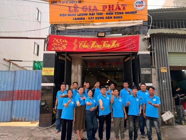 Toan the nhan vien cong ty Le Gia Phat hop Tan nien
