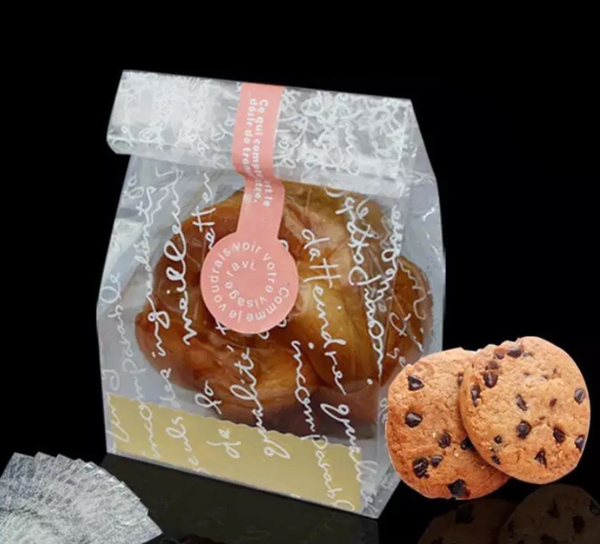 Túi đựng bánh quy trong chữ trắng kèm đế vàng - Set 50 cái