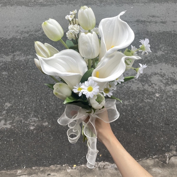 Hoa cầm tay cô dâu rum trắng phối tulip hoa cúc tana siêu dễ thương ngày cưới