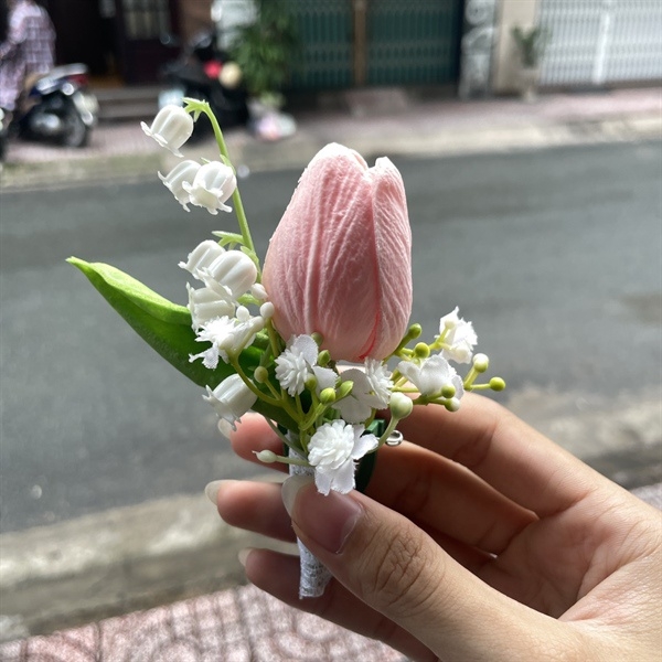 Hoa cài áo chú rể tulip hồng mix linh lan bi nhỏ