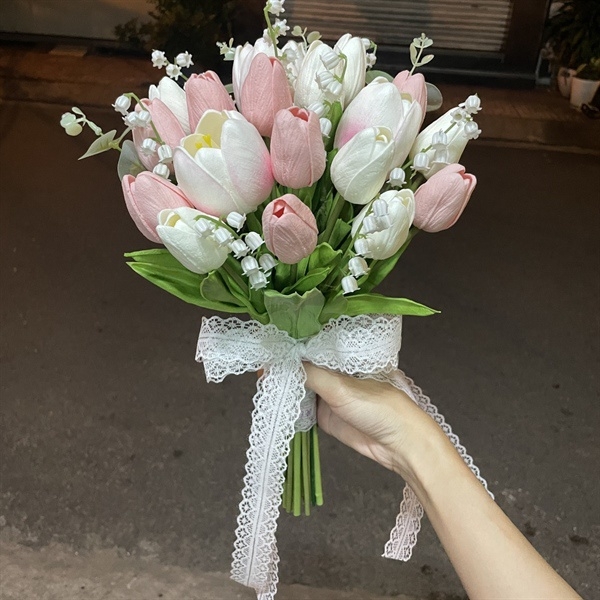 Hoa cầm tay cô dâu ngày cưới Tulip trắng hồng bó tròn mẫu mới t10-2023