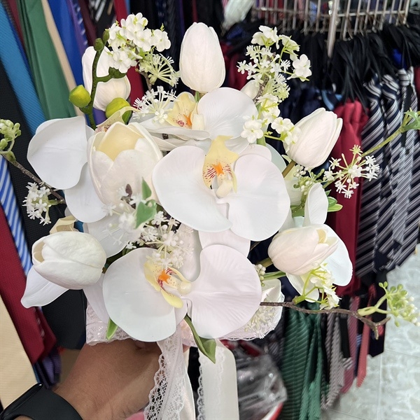 Hoa cầm tay cô dâu lan trắng mix cỏ bông tulip mẫu mới t10-2023