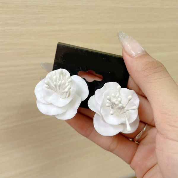 Bông tai cô dâu hoa trắng mẫu bông tai kẹp đẹp nhẹ nhàng cho ngày cưới