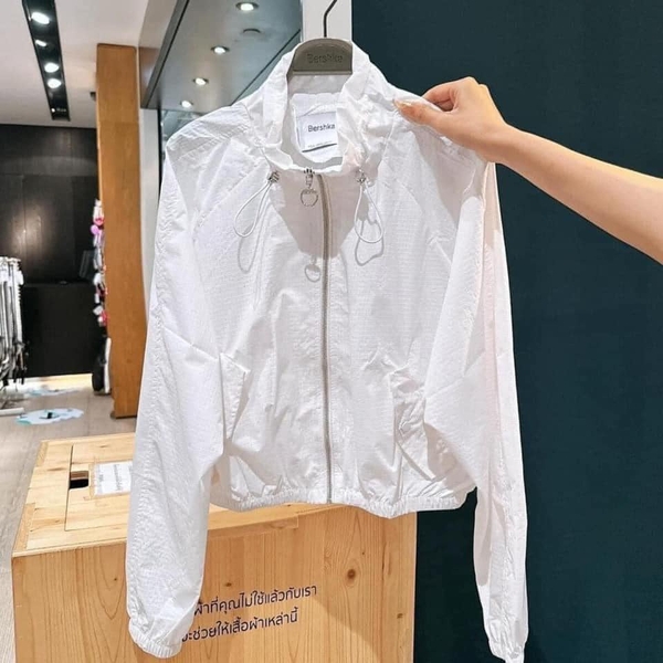 Áo khoác gió mỏng cao trụ đai chun Bershka Auth New Tag có sẵn 3314/085 3314085