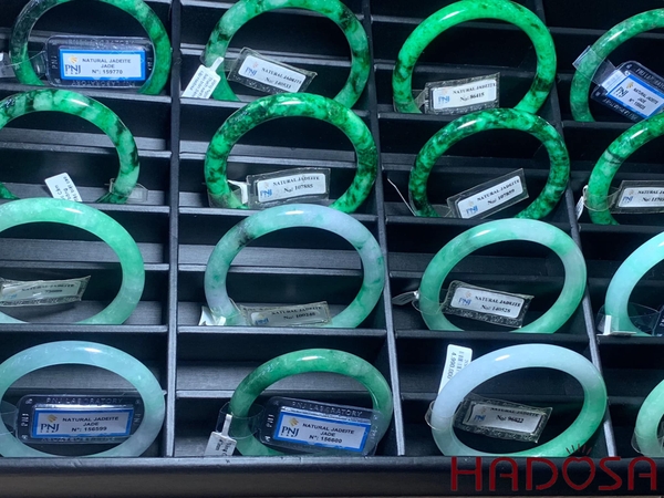 Cách đeo vòng Ngọc Cẩm Thạch hợp phong thủy