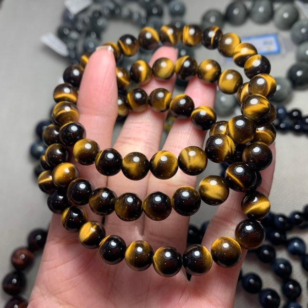 Có nên mua vòng tay đá mắt hổ?