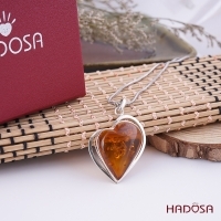 Mặt dây chuyền hổ phách – tuyệt tác trang sức có một không hai trên thị trường