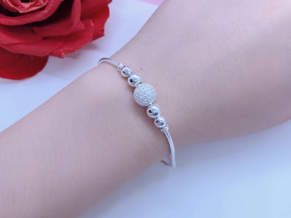 Có Nên Tặng Bạc Cho Người Yêu? Ý Nghĩa Trong Từng Món Quà