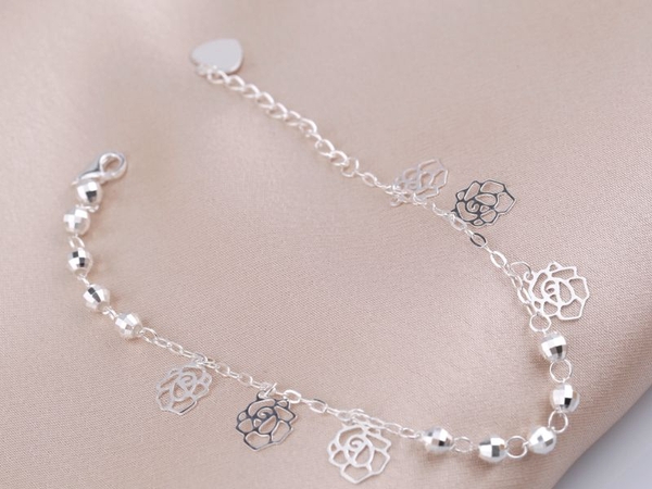 Góc Giải Đáp: Con Gái Nên Đeo Vòng Bạc Tay Nào Phù Hợp?