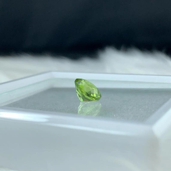 Mặt Đá Peridot Hợp Mệnh Gì? Ý Nghĩa Phong Thủy Như Thế Nào?
