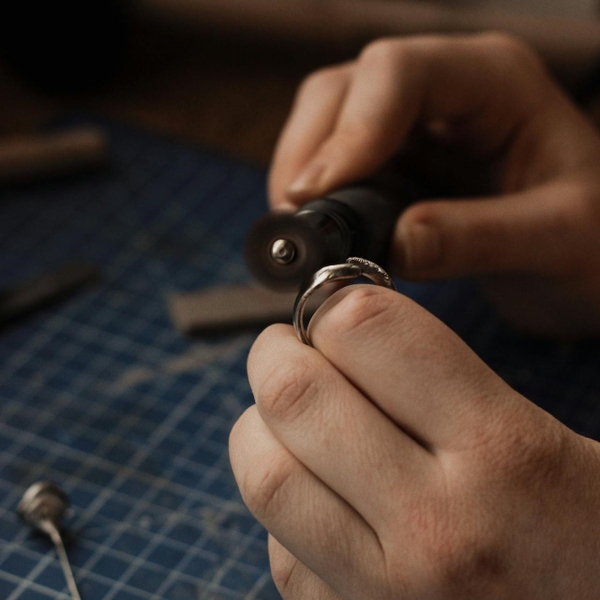 Cách Bảo Quản Trang Sức Bạc 925 Để Luôn Sáng Bóng Như Mới