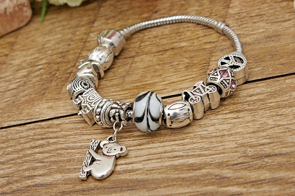 Cách khắc phục khi đeo vòng Charm bạc bị đen, xỉn màu