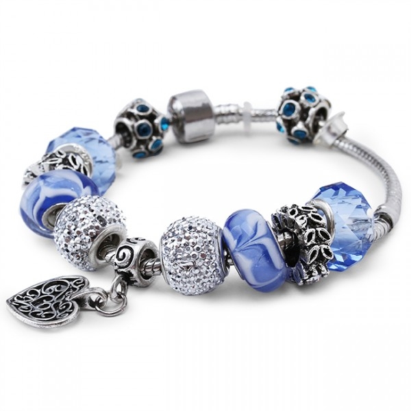 Người mệnh Thủy nên chọn vòng tay Charm có gam màu gì?