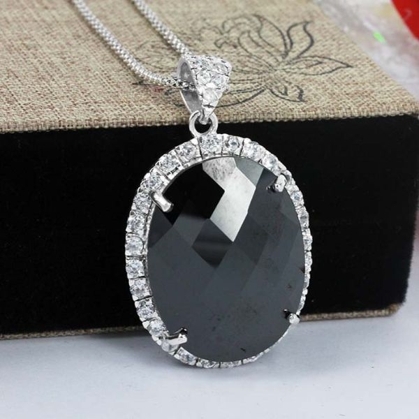 Mặt Dây Chuyền Đá Thạch Anh Đen: Bí Ẩn Vẻ Đẹp Quyền Năng