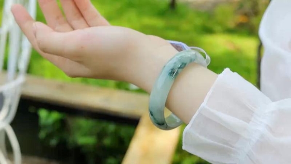 3 Cách Đo Ni Tay Đeo Vòng Cẩm Thạch Chính Xác, Dễ Thực Hiện