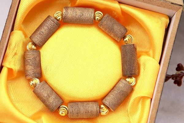 Cách chọn vòng hạt trầm hương theo giới tính