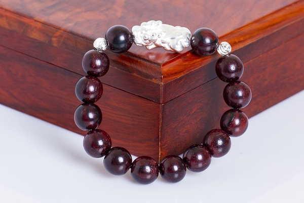 Những tác dụng không ngờ của vòng tay gỗ quý