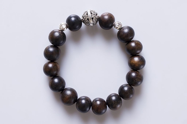 Vòng tay trầm hương đẹp cho nữ giới