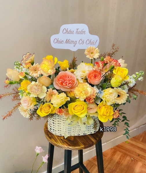 lẵng hoa tone vàng chúc mừng cô chú ở hà nội. điện hoa Hà Nội