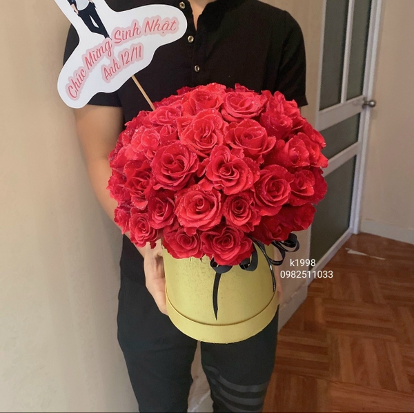 HỘP HOA HỒNG ĐỎ 90 BÔNG CẮM TRÒN 2 MẶT TỎ TÌNH YÊU YÊU ĐẸP TẠI HÀ NỘI. HOA TỎ TÌNH HÀ NỘI