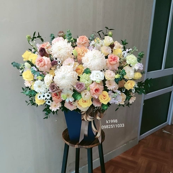 LẴNG HOA CÚC MẪU ĐƠN KẾT HỢP HOA HỒNG SANG TRỌNG CHÚC MỪNG KHAI TRƯƠNG , SINH NHẬT