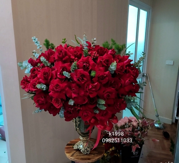 bình hoa đỏ tặng ĐỐI TÁC  ngân hàng đẹp ở HÀ NỘI . HOA TƯƠI HÀ NỘI
