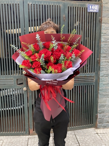 BÓ HOA HỒNG ĐỎ XIN LỖI NGƯỜI YÊU , VỢ . KHIẾN NÀNG THA THỨ TẠI CẦU GIẤY - HÀ NỘI