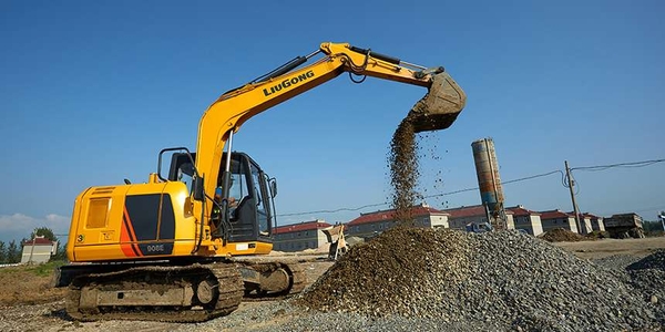 Nên mua máy xúc đào cũ hay mới