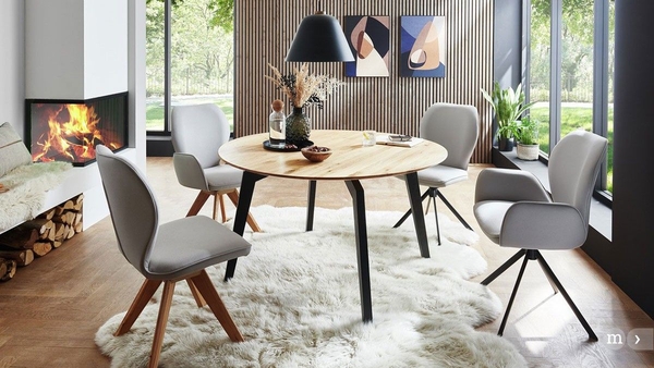 Bàn tròn là điểm nhấn thu hút sự chú ý.