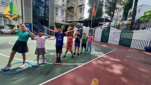 Sắc màu ngập tràn không gian, làn nước mát tràn ngập khắp nơi, chúng ta cùng chia sẻ tiếng cười với nhau!