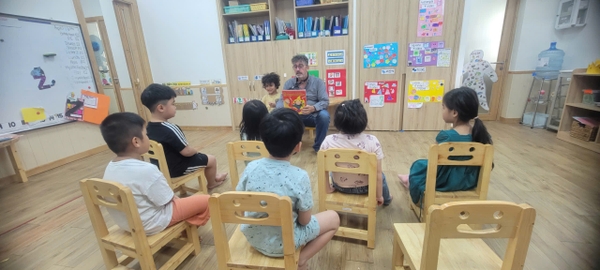 Một trong những hoạt động nổi bật của Tháng Văn học là “Cha mẹ là người kể chuyện”