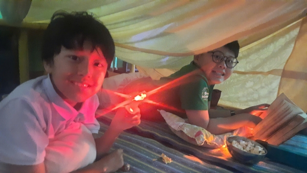 Trại hè đọc sách vui nhộn của chúng tôi đang diễn ra sôi nổi nhân dịp Tuần lễ Văn học!