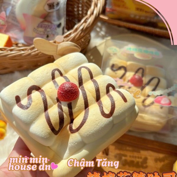 Mozzy Squishy Bánh Kem Dâu Sốt Mềm CH