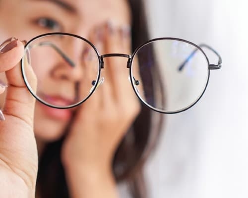 Đeo kính cận nhiều có tốt không hay tăng độ?