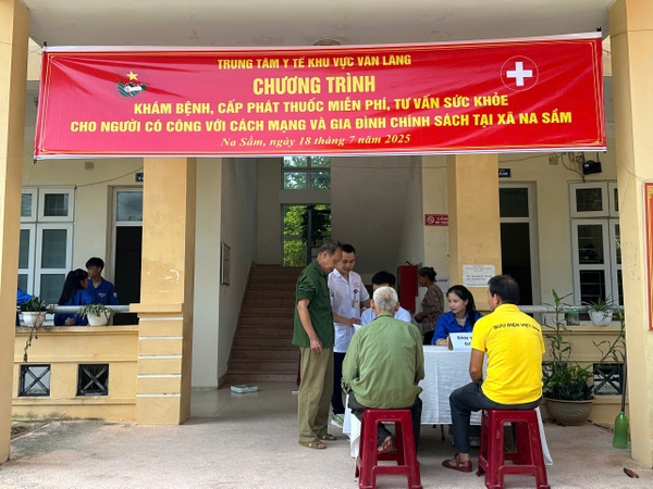 Vihapha đồng hành TTYT Văn Lãng tri ân người có công, gia đình chính sách