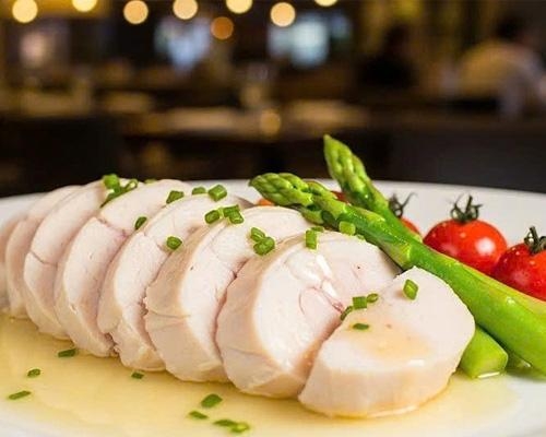 Người men gan cao ăn thịt gà được không?