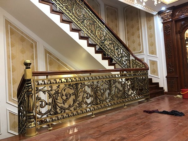 cau-thang-nhom-duc-mot-net-cham-pha-rat-dep-cho-ngoi-nha-ban