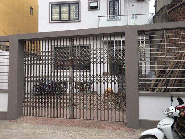 cua-cong-sat-keo-nha-pho