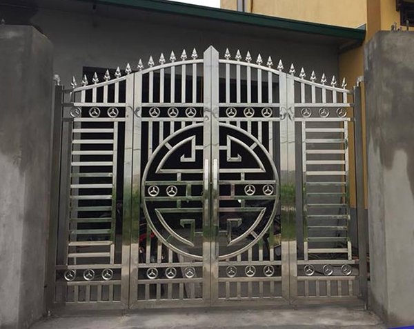 lua-chon-cong-inox-4-canh-cho-ngoi-nha