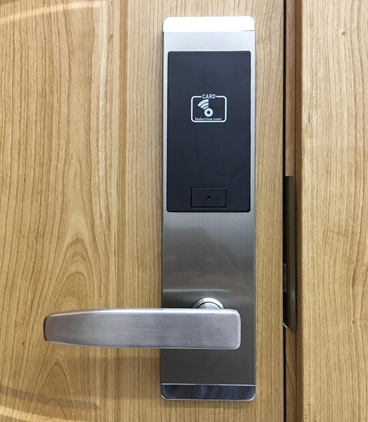 lua-chon-khoa-nao-cho-cua-go-nhua-composite