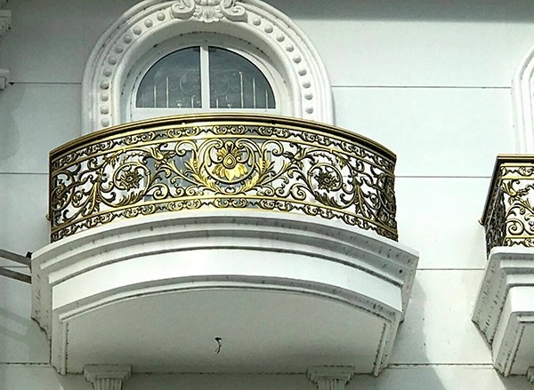 ban-cong-nhom-duc-ve-dep-sang-trong-dang-cap-ngoi-nha